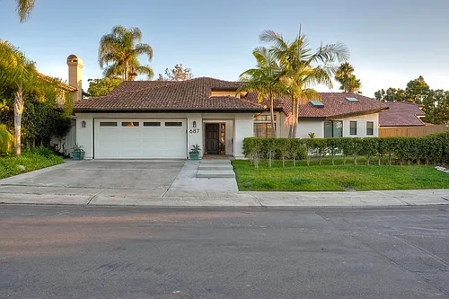687 Poinsettia Park S Photo 1