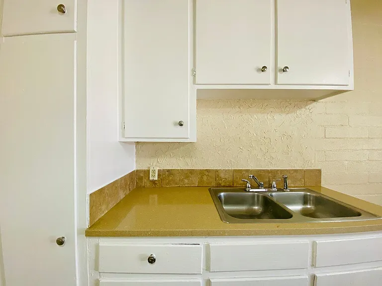Swan Court Apartments - 1 and 2 Bedroom Homes! — Photo 13