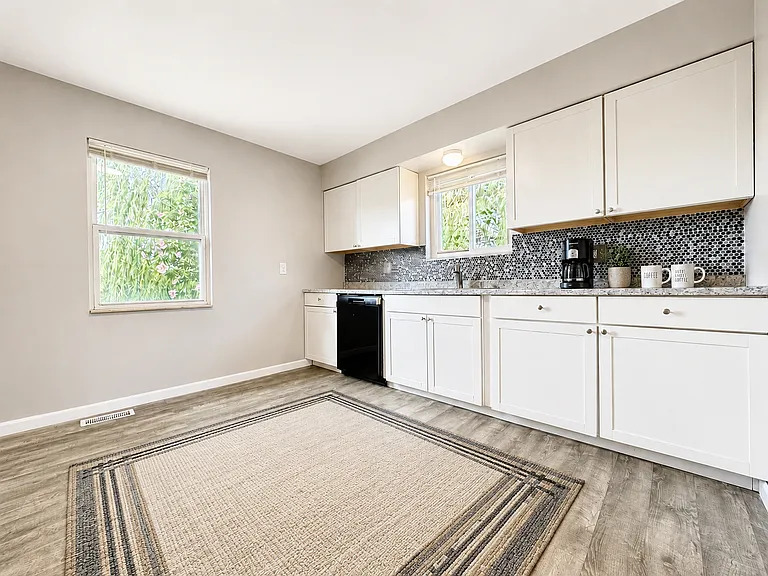 27056 Lawnwood St — Photo 8