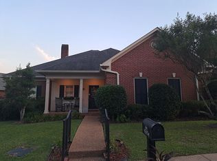 35 Village Green Cir, Jackson, MS 39211