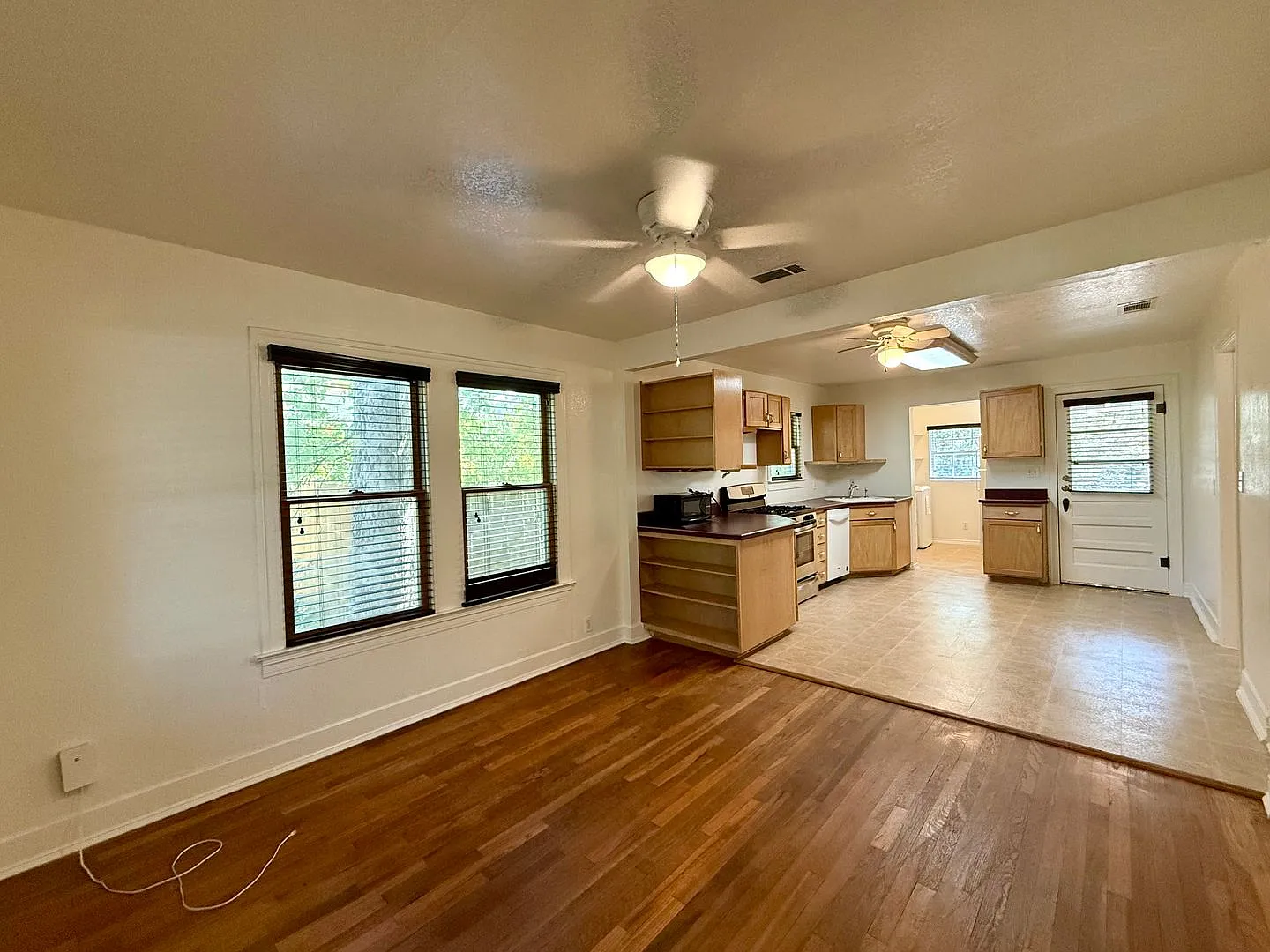 Charming 2/1 House in Hyde Park- Available for August! — Photo 2