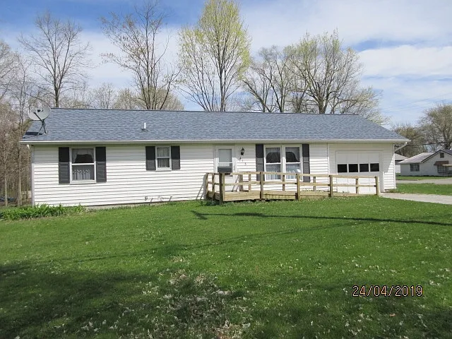 415 E Lake St photo 1