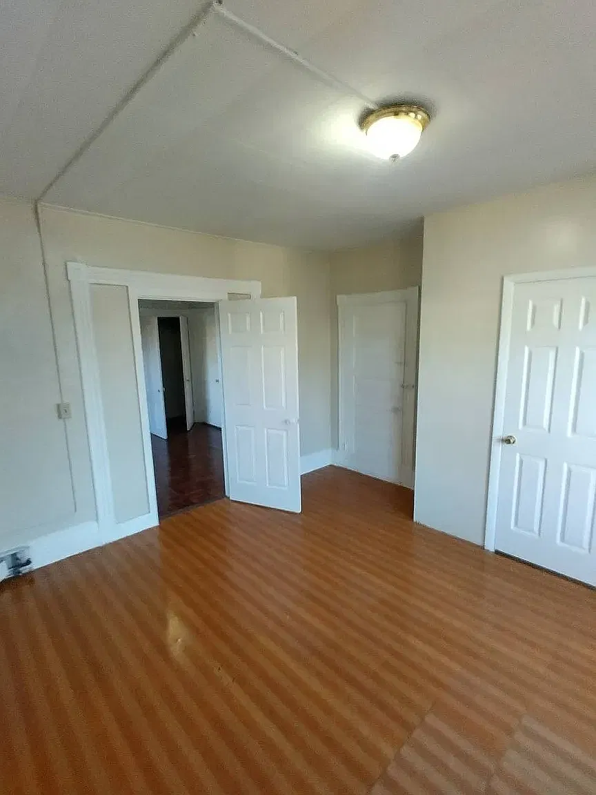 3 bed, 900 sqft, $1,300 — Photo 3