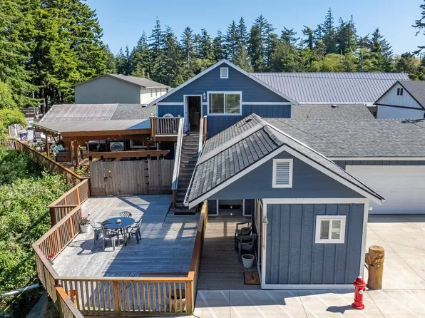 1935 17th St, North Bend, OR 97459