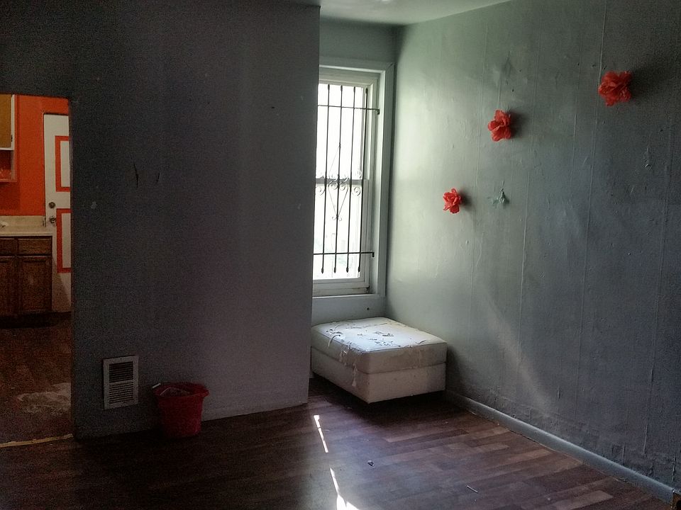 1st image of 828 E Willard St