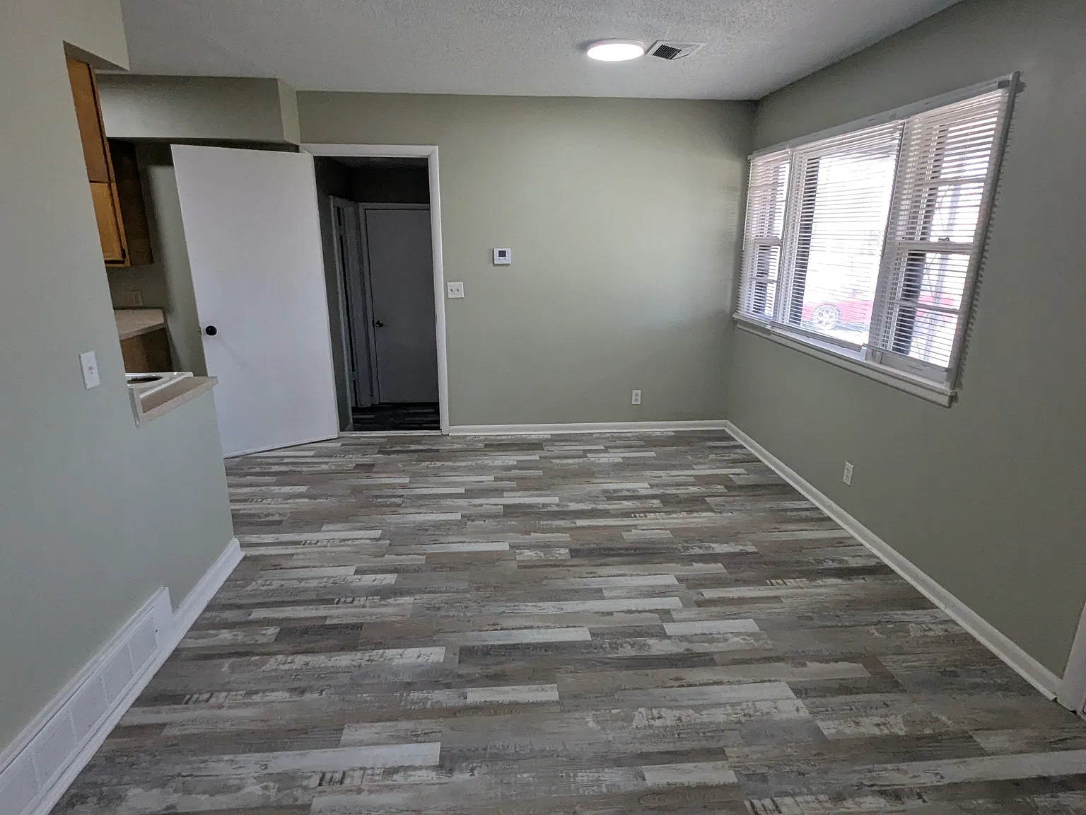 3 bed, 1.5 bath, 1213 sqft, $1,350 — Photo 3