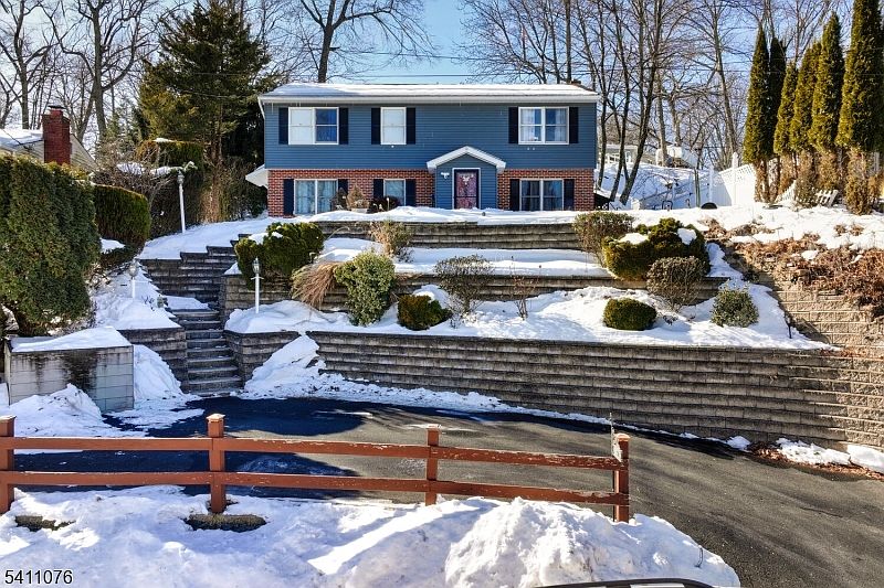 1st image of 16 White Meadow Rd