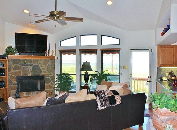 5th image of 447 W Wisteria Ln