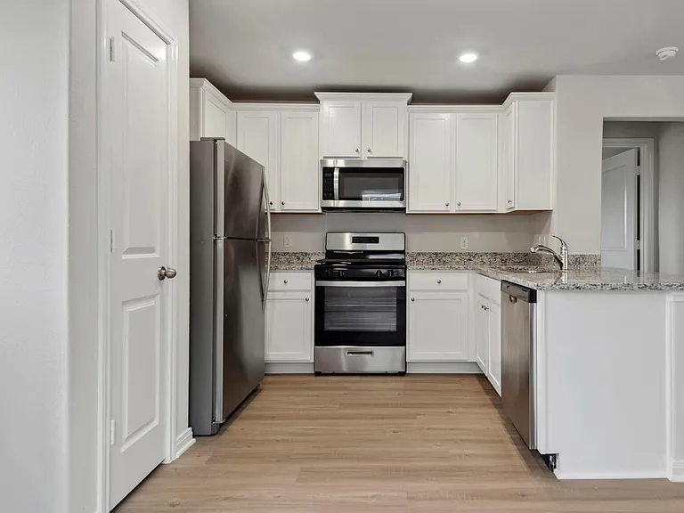 15830 Berry Hill Dr — Photo 7
