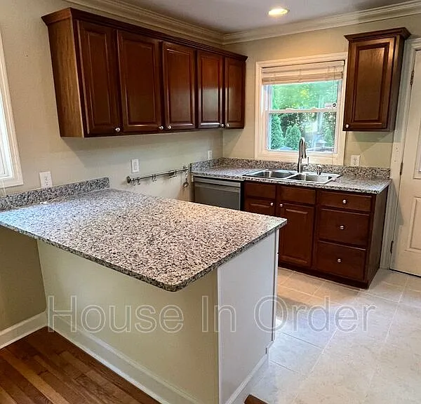 34 Erskine Ave — Photo 5