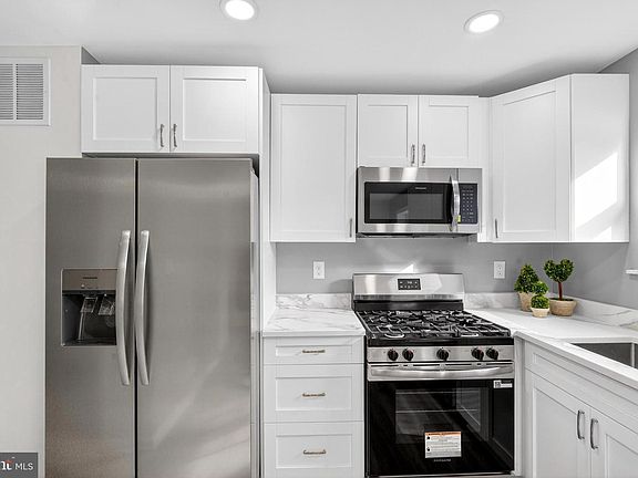 5th image of 814 Booker Pl