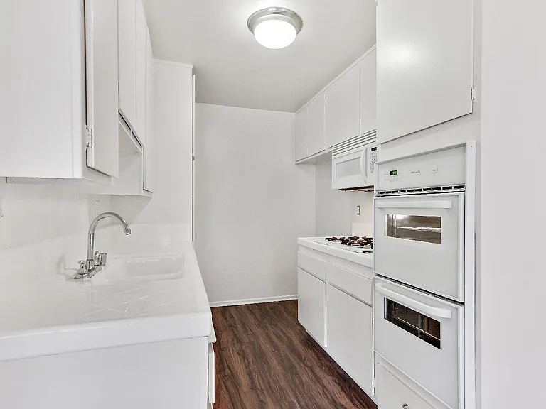 13157 Riverside Dr — Photo 45