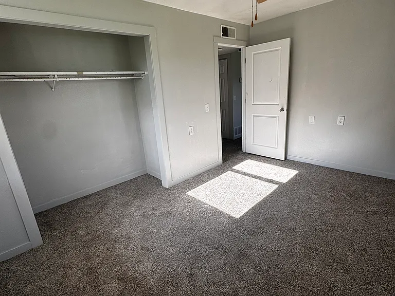 600 E 6th St #9 — Photo 6