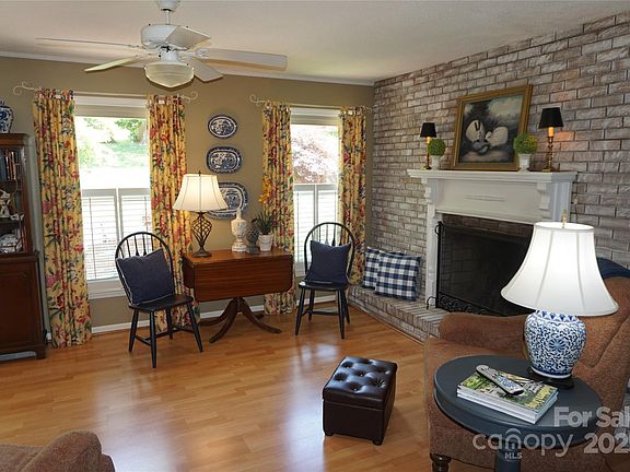 4th image of 1933 Woodridge Dr