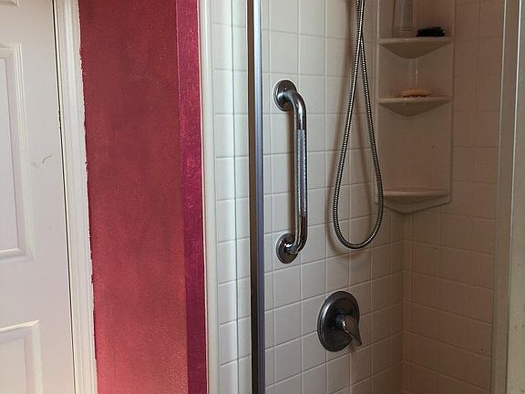 5th image of 230 Greenview Dr