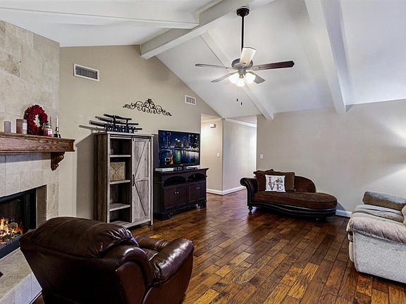 4th image of 101 Woodsong St
