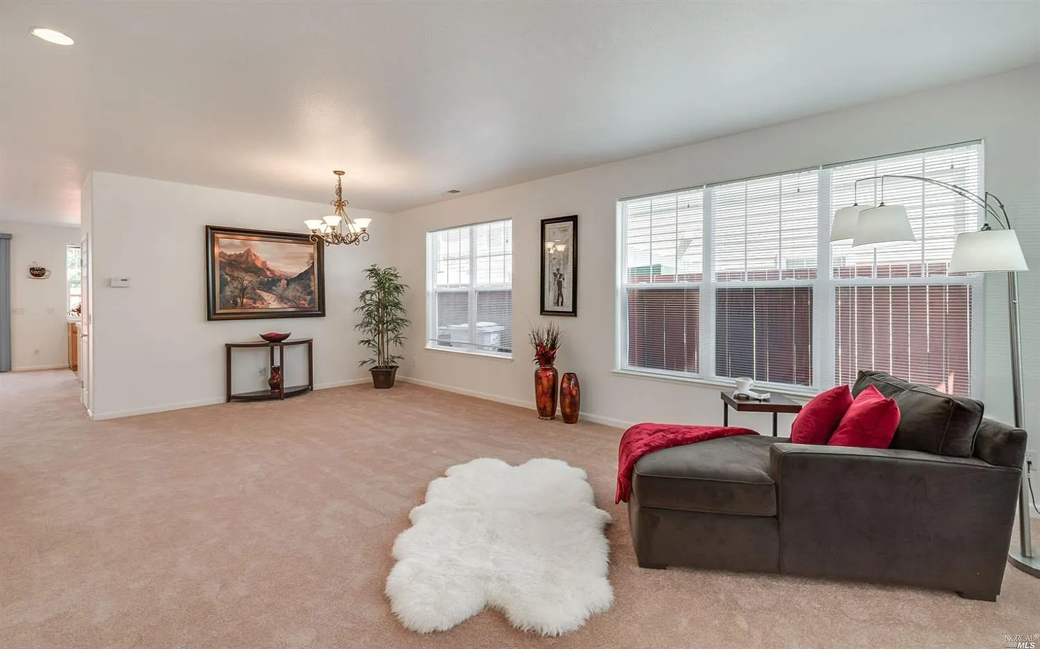 4 bed, 2.5 bath, 2400 sqft, $4,400 — Photo 3