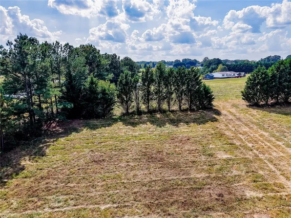 48 Lester Rd, Williamston, SC 29697