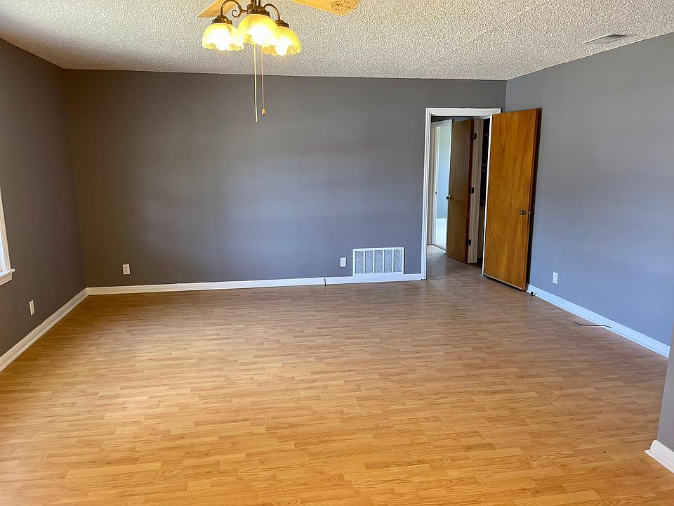 1st image of 2408 Oak Dr