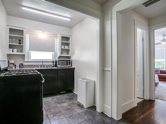 3rd image of 600 N Montclair Ave Unit D