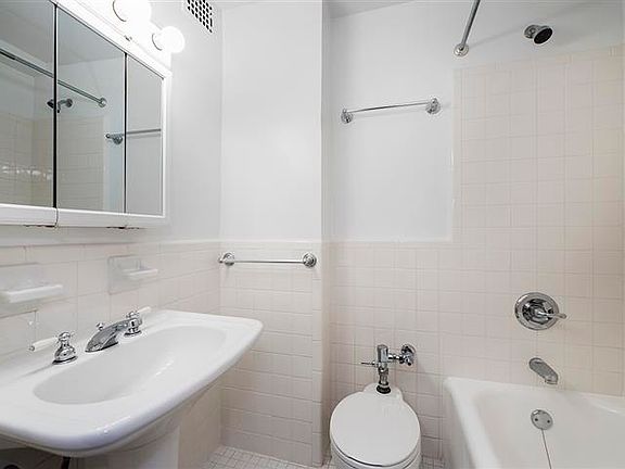 5th image of 304 W 75th St APT 2D