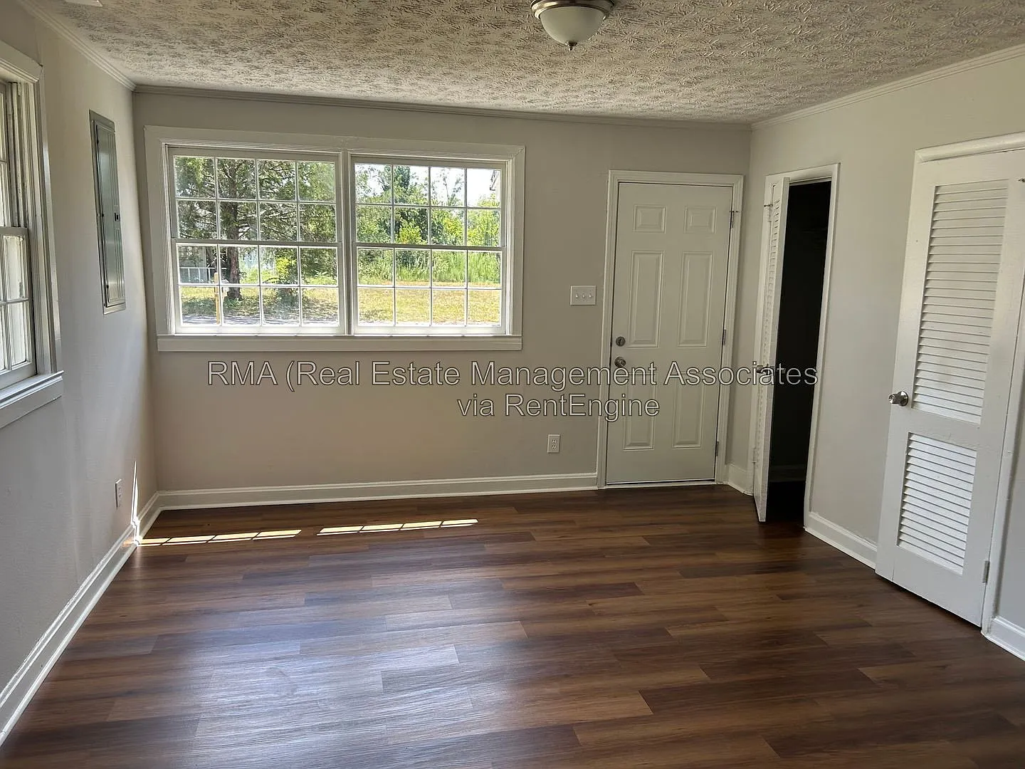 1 bed, 1.0 bath, 875 sqft, $900 — Photo 2