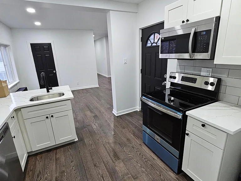 636 Lillian St — Photo 4