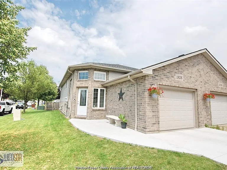 1526 Highnoon Dr — Photo 1