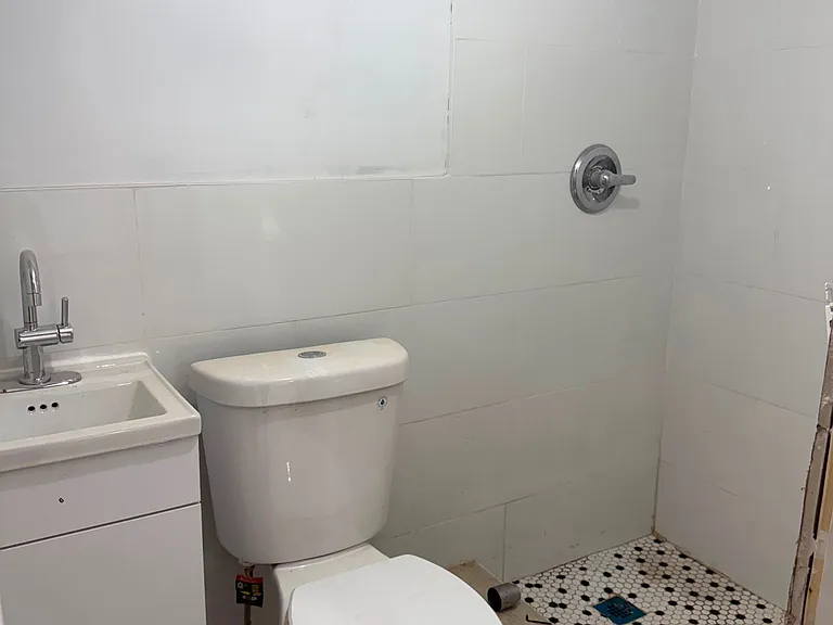1307 Clay Ave — Photo 4