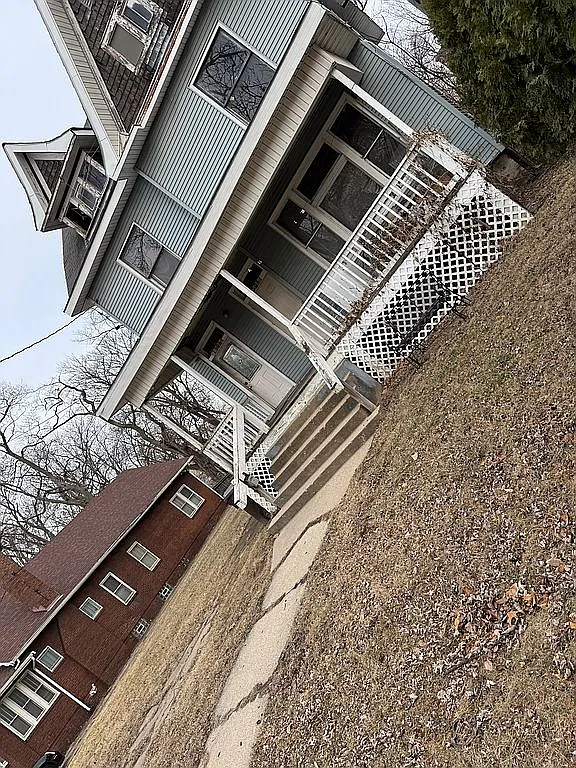 1504 N Linn St photo 1