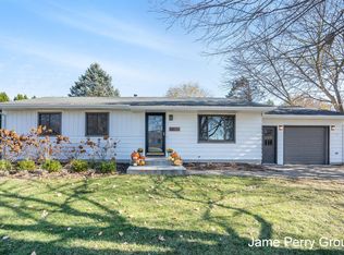 225 Roberta Jayne Dr SE, Lowell, MI 49331