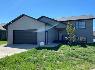2220 Arapaho Ct, Dickinson, ND 58601