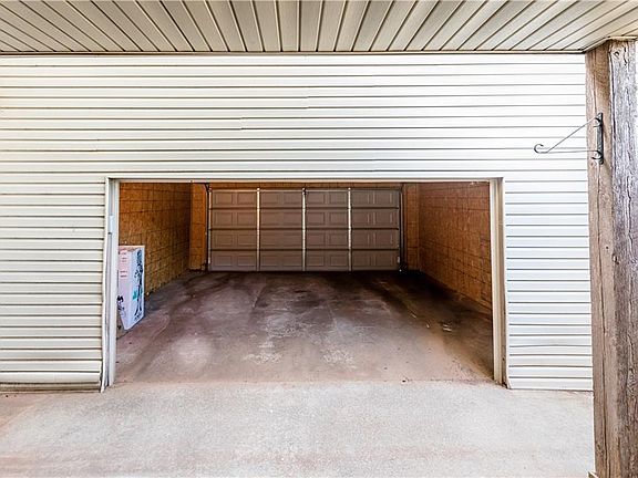 4th image of 1601 W Country Club Blvd