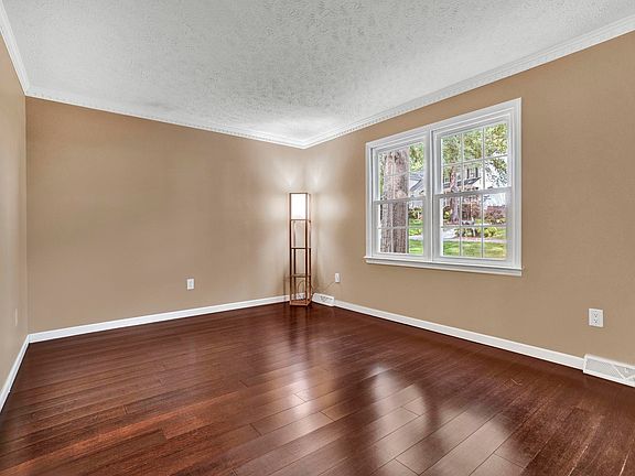 5th image of 215 E Shefford St