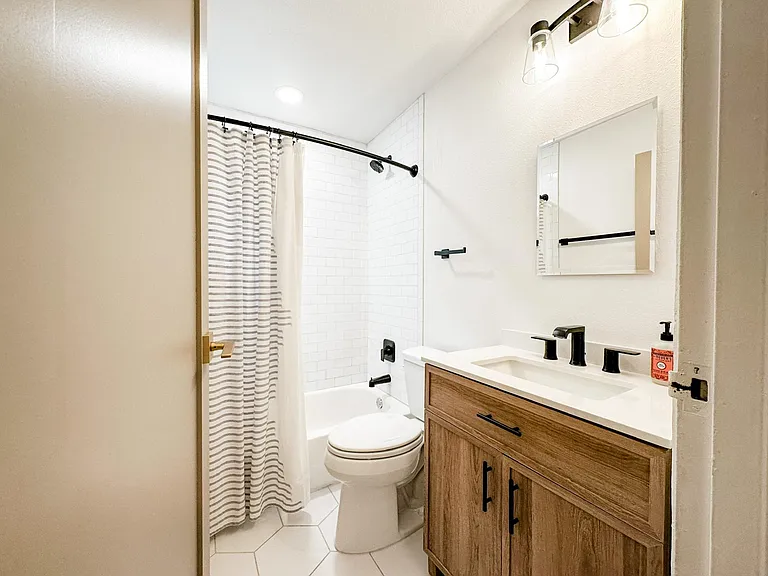 401 E Amelia Ave — Photo 32