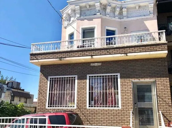 3242 104th St, East Elmhurst, NY 11369