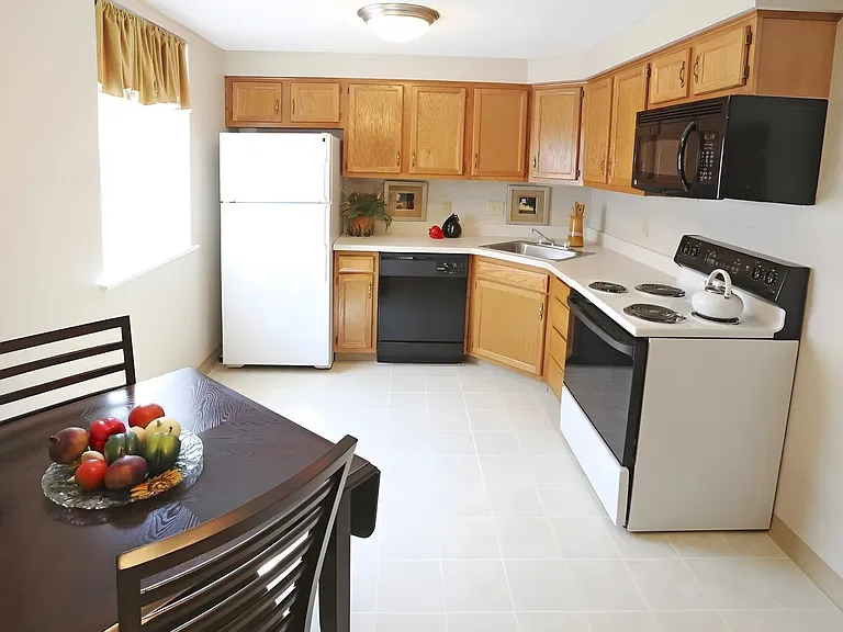 Regency Court — Photo 4