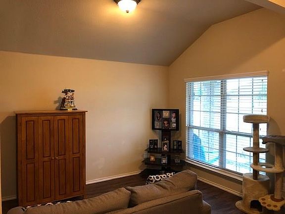 5th image of 205 Collin Ct
