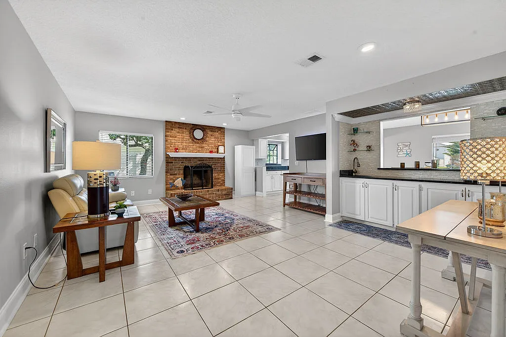 3 bed, 2129 sqft, $3,800 — Photo 4