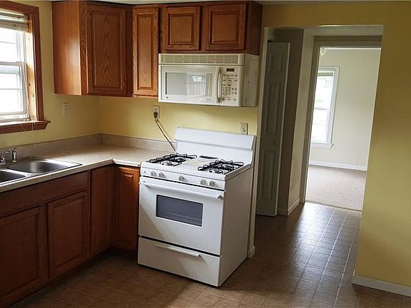 4th image of 17 Hathaway St E