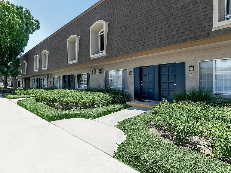 Hampshire Square Apartment Homes — Photo 9