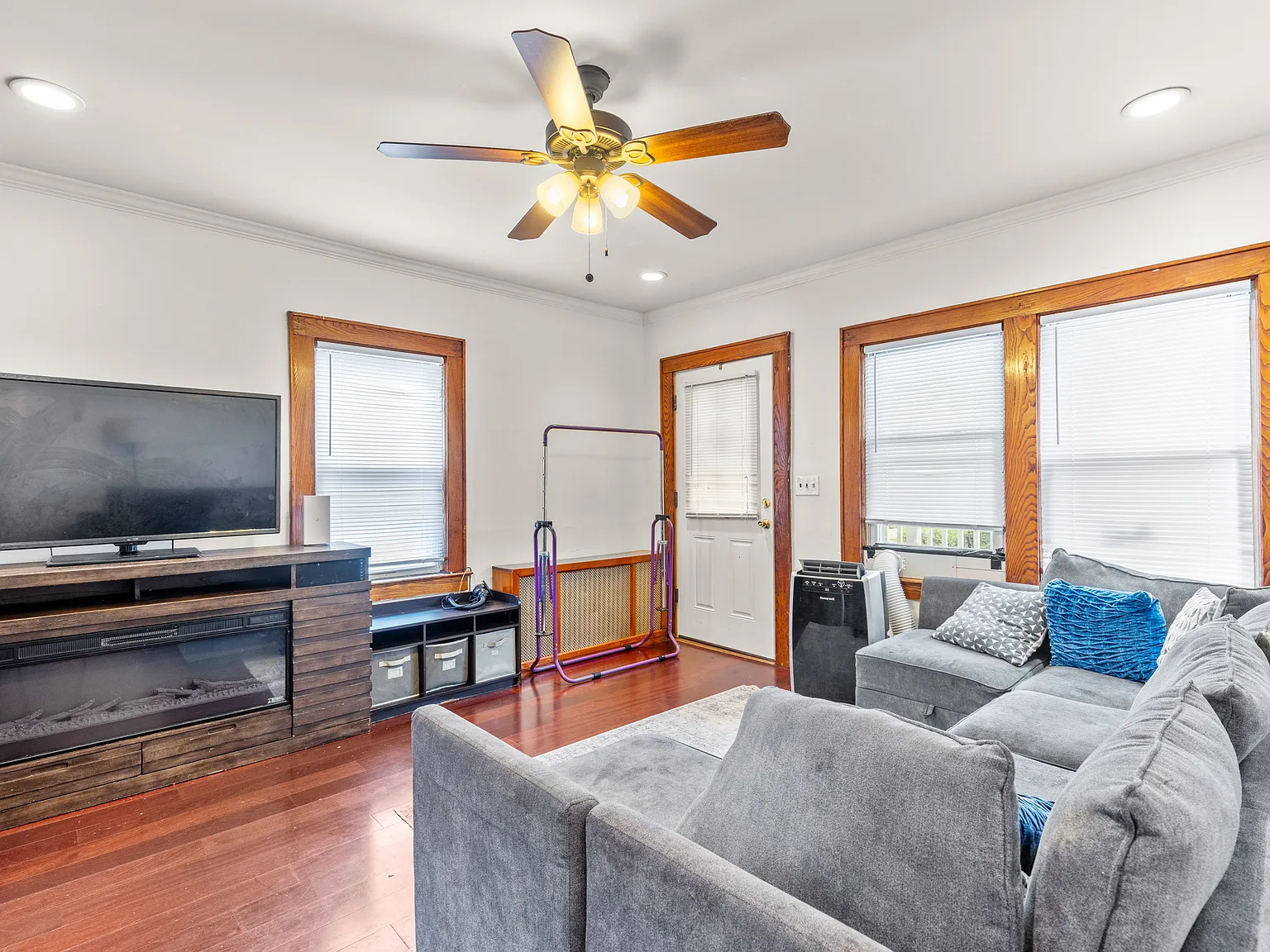 2 bed, 1100 sqft, $2,777 — Photo 2