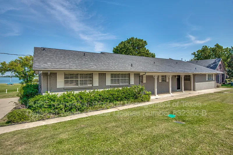 107 Lakeside Ln