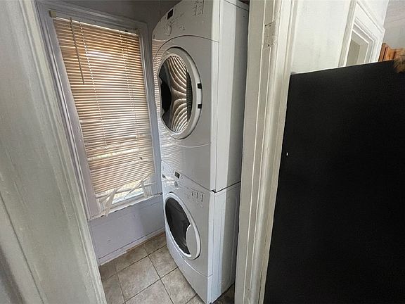 5th image of 303 Benton St