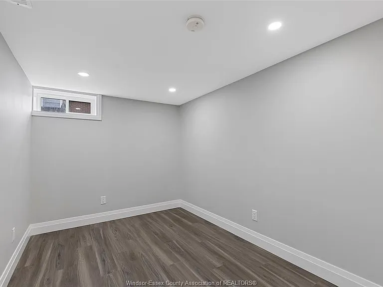 35 Victoria St N #LOWER — Photo 14