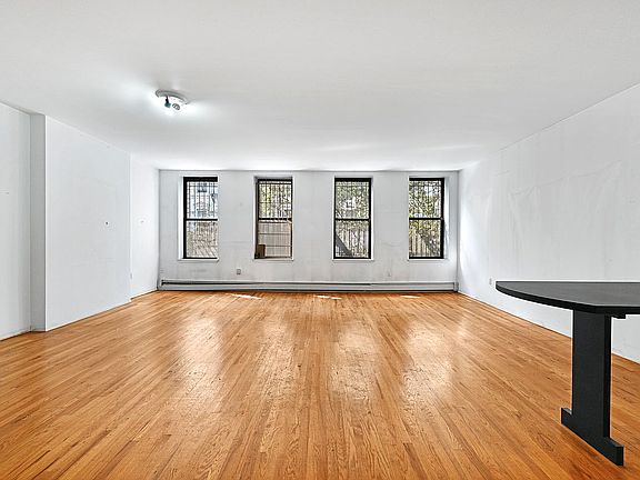 2nd image of 517 E 11th St APT 2