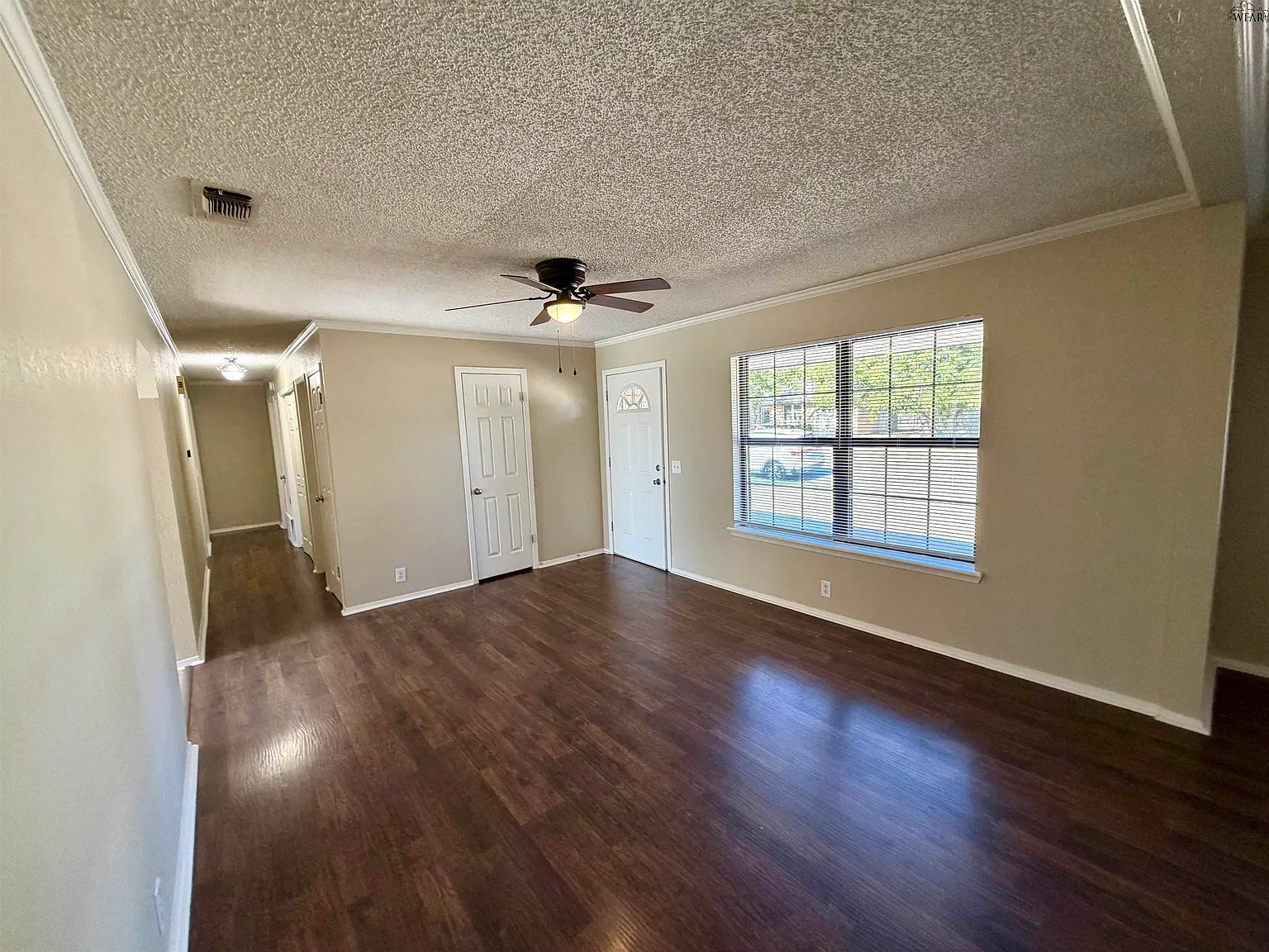 3 bed, 2.0 bath, 1333 sqft, $1,750 — Photo 3
