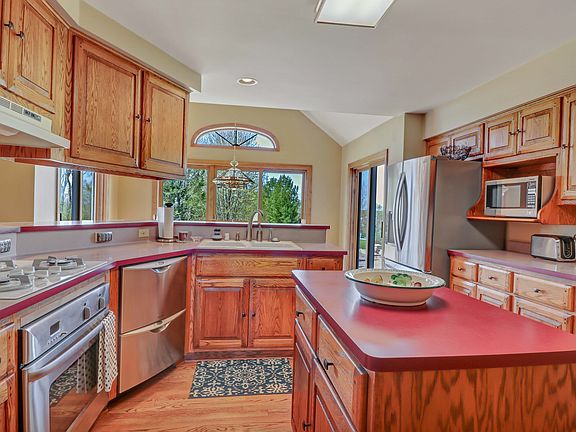 4th image of W243N7657 Hilltop Ct