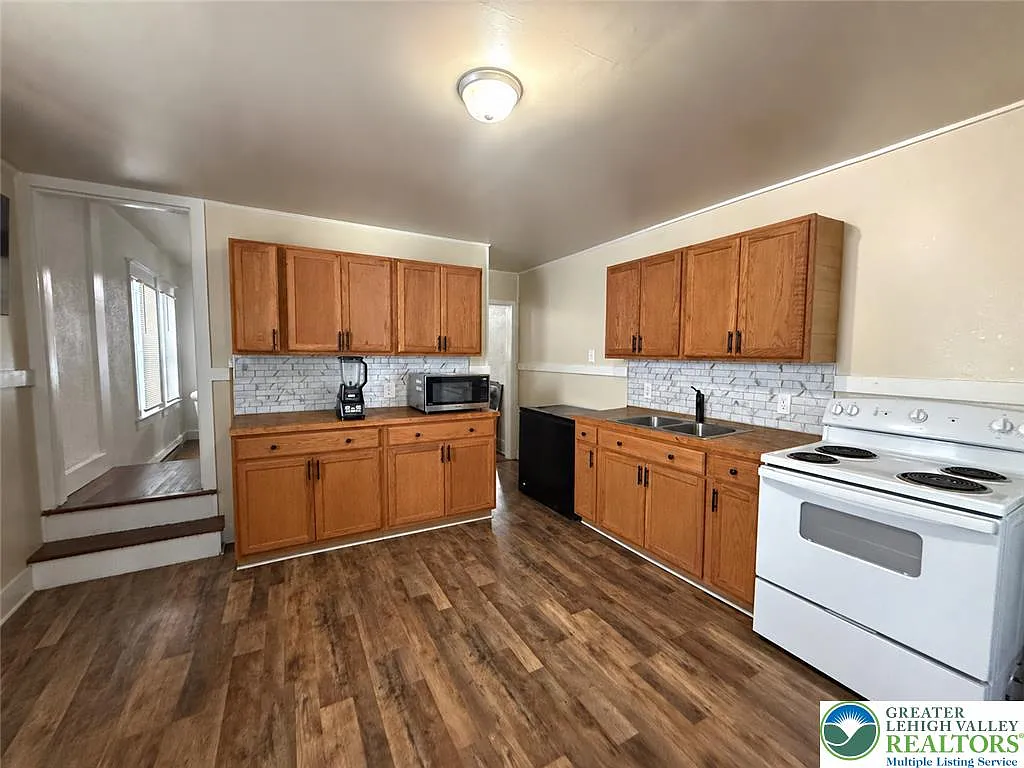 3 bed, 1.0 bath, 1250 sqft, $1,595 — Photo 4