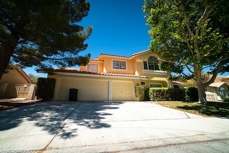 Big Pool Home/Huge Lot/3 car garage/Pets Welcome — Photo 2